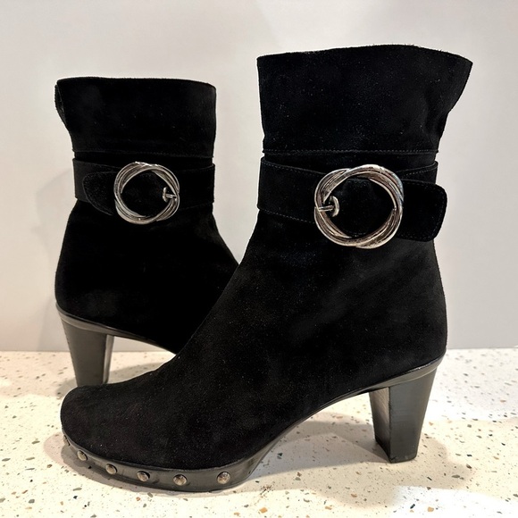 Stuart‎ WEITZMAN Black Suede Heeled Buckle Ankle Bootie - Picture 2 of 11